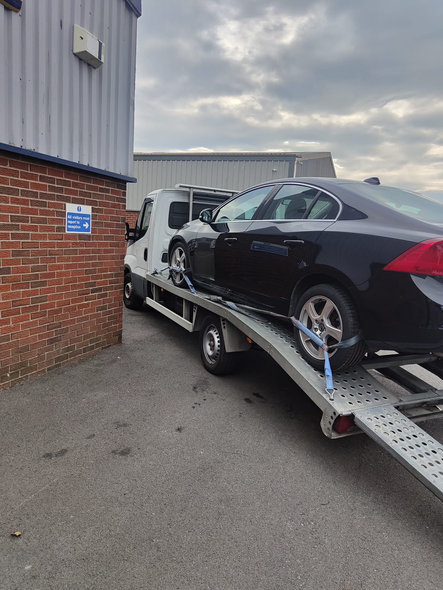 Jaguar vehicle recovery at commercial location